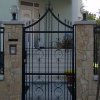 Kovácsoltvas kapu kőburkolatos fallal