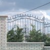 Kovácsoltvas kerítés téglaburkolatos fallal